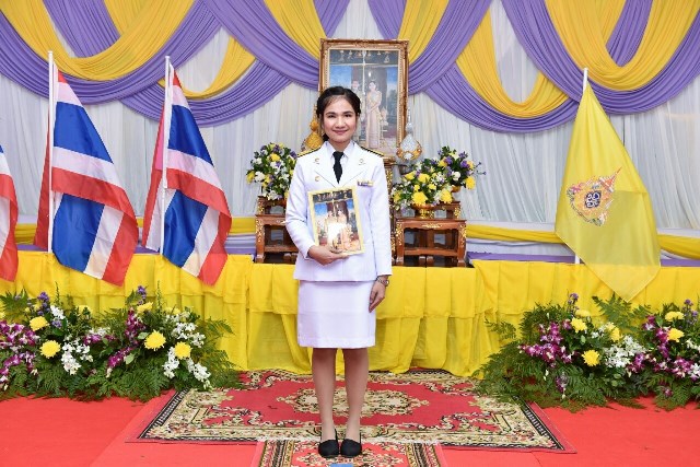 พิธีรับพระราชทานพระบรมฉายาลักษณ์ พระบาทสมเด็จพระเจ้าอยู่หัวและสมเด็จพระนางเจ้าฯ พระบรมราชินี 